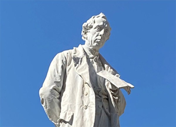 Restaurata la statua a Giacomo Zanella
